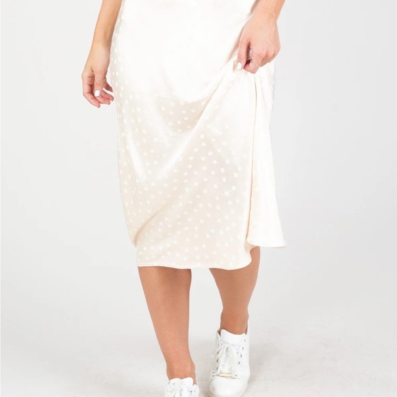 Chic Cream Midi Skirt - Picture 3 of 4